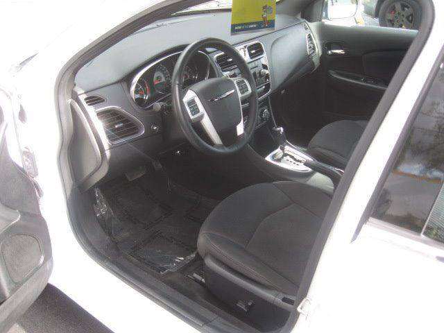 Chrysler 200 2013 photo 2